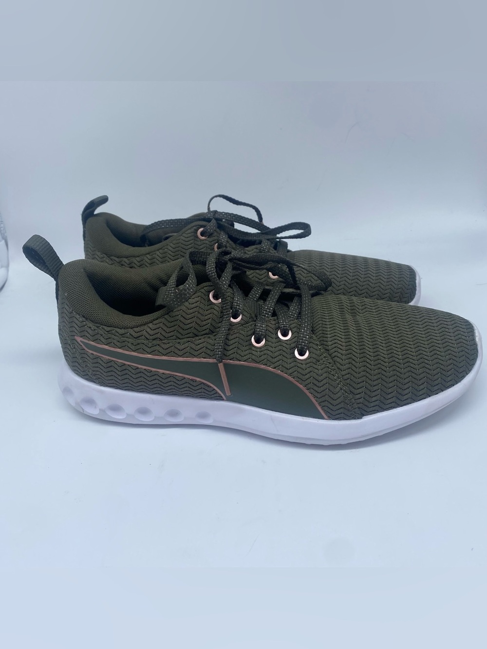 PUMA Carson 2 Metallic sneakers size 8.5